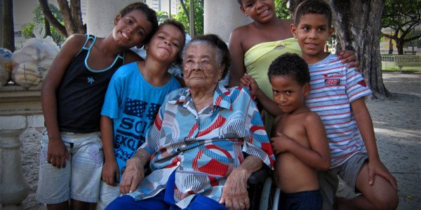 Dona Severina no culto dominical no Derby.